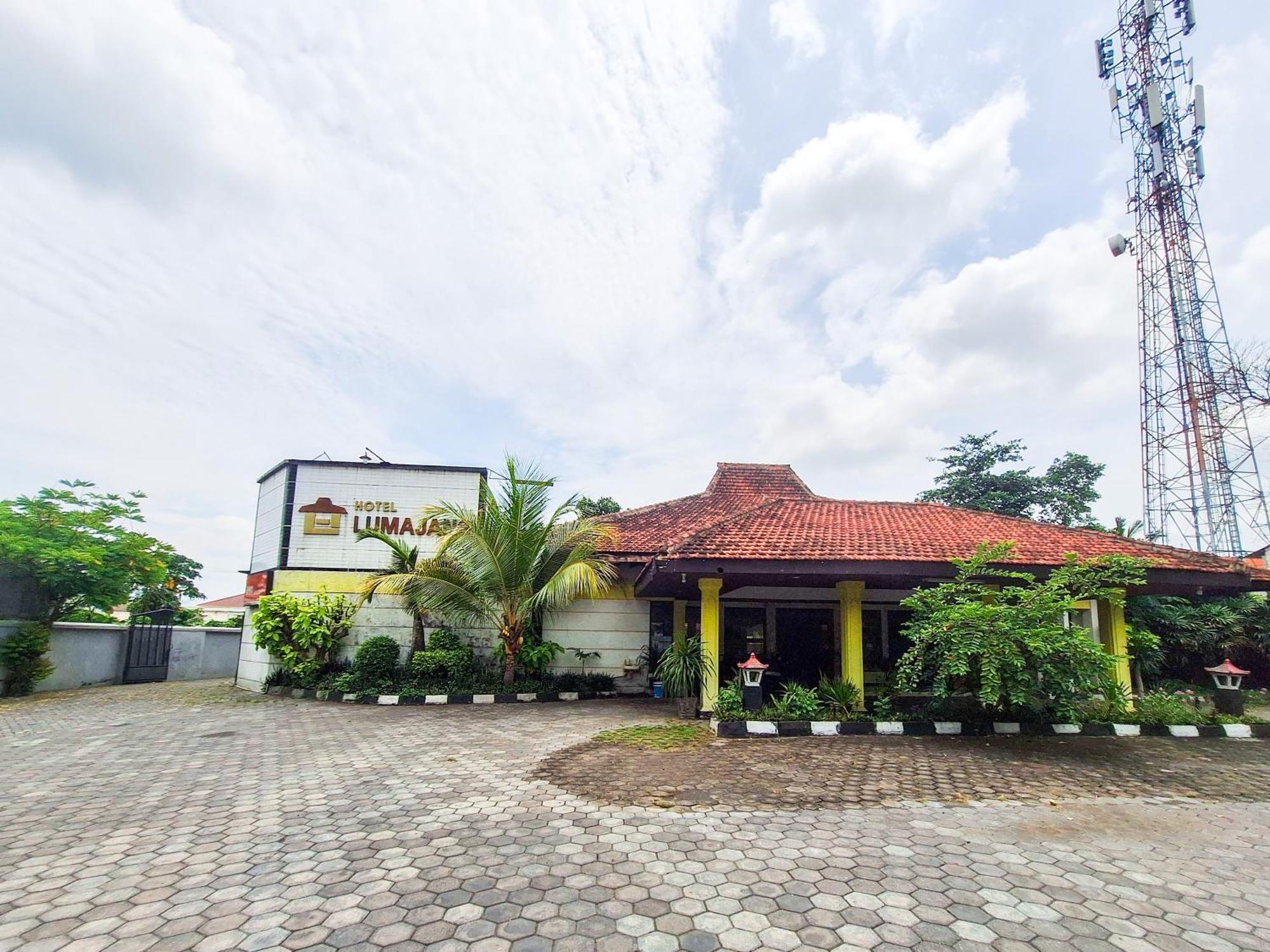 Reddoorz Near Stadion Semeru Lumajang Jawa Timur Exteriör bild